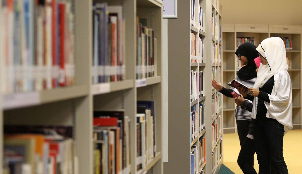 Tempat yang nyaman menjadi rumah bagi koleksi ribuan buku di Perpustakaan Olah Raga Singapura yang terletak di Pusat Olah Raga Singapura (Singapore Sports Hub). (Bola.com/Arief Bagus)