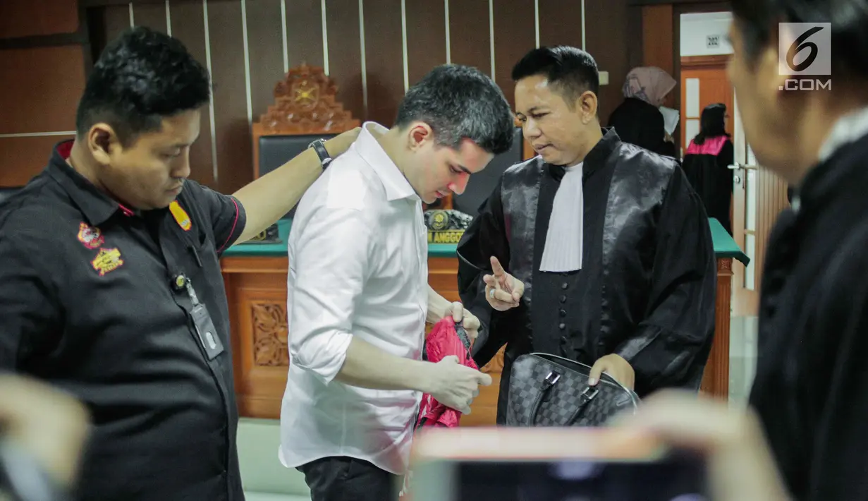 Artis Steve Emmanuel (tengah) mendengarkan kuasa hukumnya saat sidang putusan kasus narkoba di Pengadilan Negeri Jakarta Barat, Selasa (16/7/2019). Steve divonis lebih rendah dari tuntutan jaksa karena menyesali perbuatannya. (Liputan6.com/Faizal Fanani)