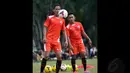 Mantan pemain Persik Kediri, Rendy Irawan Saputra (kanan) ikut berlatih bersama klub barunya Persija Jakarta di Markas Yon Zikon 13, Jakarta (2/1/2015). (Liputan6.com/Miftahul Hayat)
