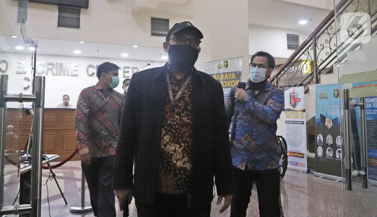 Mantan penyidik senior KPK Novel Baswedan berjalan keluar seusai mengikuti asesmen atau uji kompetensi di Gedung TNCC Mabes Polri, Jakarta, Selasa (7/12/2021). Sebanyak 44 mantan pegawai KPK hari ini menjalani Asesmen sebagai Aparatur Sipil Negara (ASN) Polri. (Liputan6.com/Herman Zakharia)