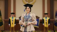 Model Dress Batik Brokat Pendek untuk Wisuda/Gemini AI
