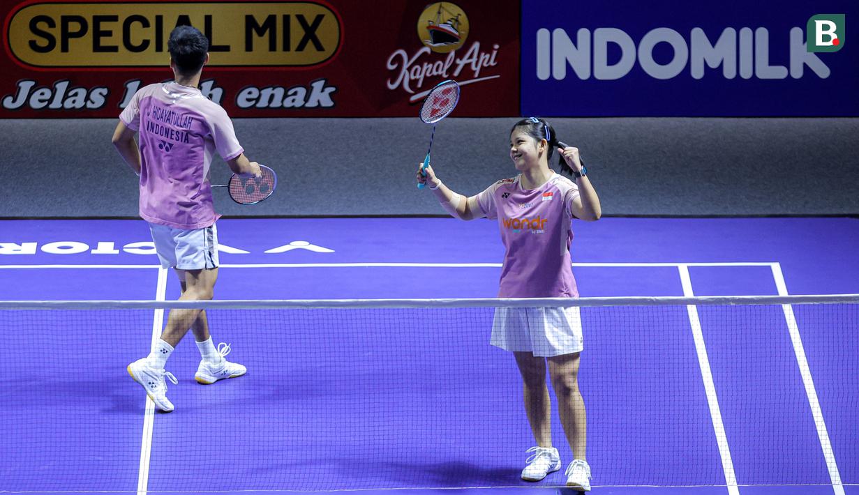<p>Pebulu tangkis ganda campuran Indonesia, Felisha Alberta Pasaribu/Jafar Hidayatullah merayakan kemenangan atas pasangan Malaysia, Wong Tien Ci/Lim Chiew Sien dalam laga 32 besar Indonesia Open 2025 di Istora Senayan, Jakarta, Selasa (03/06/2025). (Bola.com/Bagaskara Lazuardi)</p>