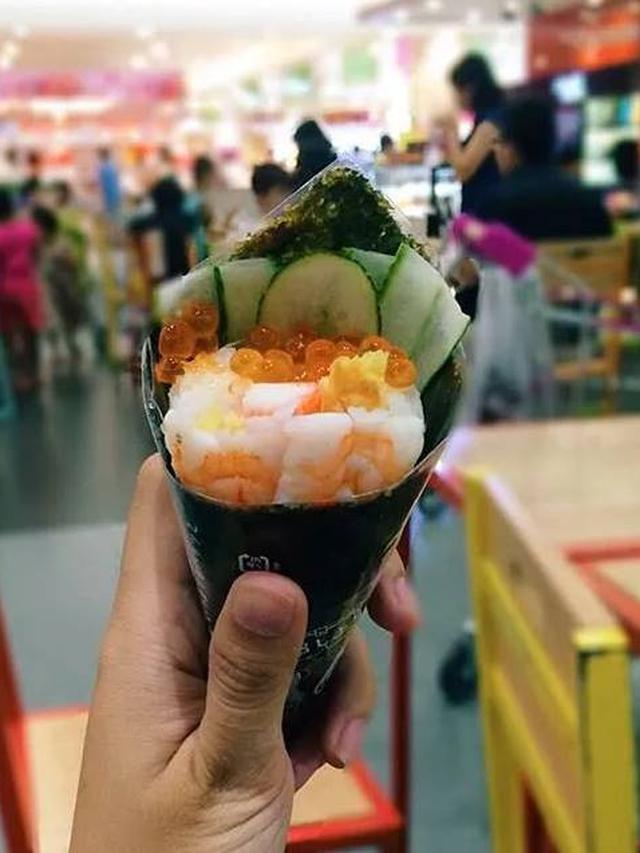 7 Potret Nyeleneh Topping Ice Cream, Ada Tiram Hingga Sushi