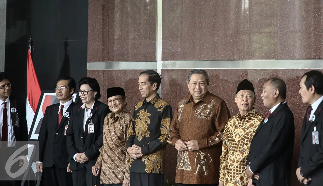 Presiden Joko Widodo diapit oleh Presiden ke-3 RI BJ Habibie dan Presiden ke-6 RI Susilo Bambang Yudhoyono serta Wakil Presiden ke-9 Hamzah Haz dan lima pimpinan KPK saat peresmian gedung baru KPK di Jakarta, Selasa (29/12). (Liputan6.com/Faizal Fanani)