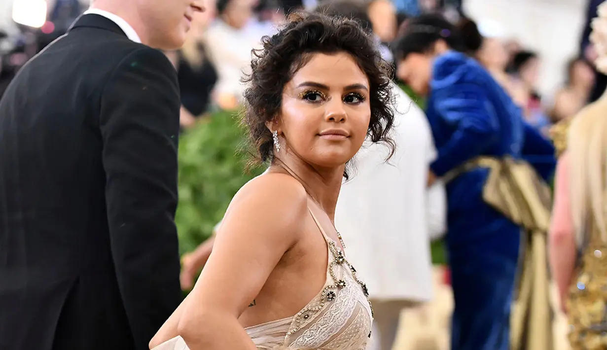 Namun dilansir dari HollywooLife, kini Selena Gomez hanya ingin berpikir positif. Dan ia terkejut Miley membelanya. (CHARLES SYKES-INVISION-AP-REX-SH)