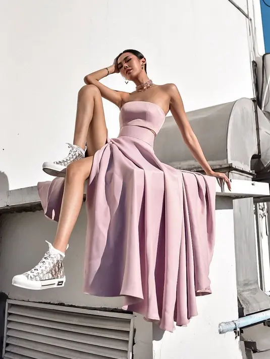 Dalam bergaya. Michelle Halim kerap menampilkan tren terkini dan berani bereksplorasi. (Foto: Instasgram/ Michelle Halim)