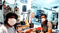 Venzha Christ bersama rekannya di v.u.f.o.c lab, studio tempat berkarya dan berdiskusi