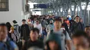 Penumpang kereta api Tawang Jaya Semarang tiba di Stasiun Pasar Senen, Jakarta, Sabtu (8/6/2019). Volume penumpang arus balik melalui moda transportasi kereta api  di stasiun Stasiun Senen mengalami lonjakan pada H+3 Lebaran. (merdeka.com/Imam Buhori)