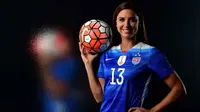 Alex Morgan, pesepak bola wanita asal AS saat melakukan sesi foto di Los Angeles, California. Alex menurut Time menerima bayaran sebesar $450.000. (Getty Images/AFP/Harry How)