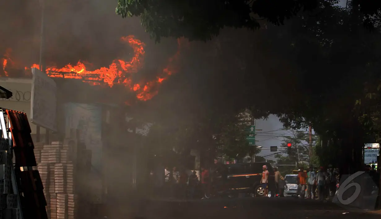 Kebakaran melanda sedikitnya lima gudang toko material di Jalan Joglo Raya, Jakarta Barat, Kamis (21/5/2015) siang sekitar pukul 15.00 WIB. Menurut warga sekitar, api diduga muncul dari lantai dua gudang toko material. (Liputan6.com/Helmi Afandi)
