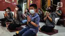 Umat Buddha melakukan sembahyang Puja Bakti Waisak di Vihara Avalokitesvara Pondok Cabe, Tangerang Selatan, Banten, Senin (16/5/2022). Ibadah perayaan Hari Raya Waisak 2566 BE berlangsung khidmat dengan mengusung tema "Dalam Cinta Kasih, Semua Bersaudara". (Liputan6.com/Johan Tallo)