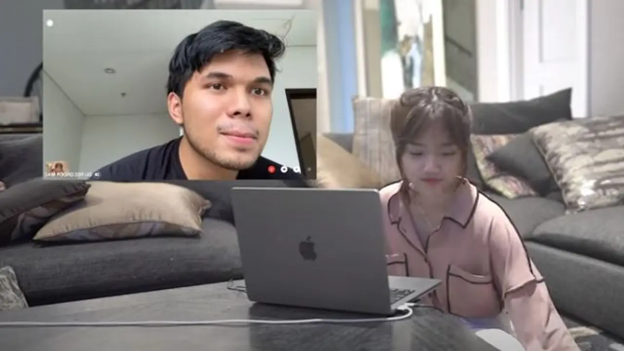Fuji senang mendapat kado coklat dari Thariq Halilintar