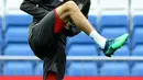 Penyerang Bayern Munchen, Thomas Mueller melakukan pemanasan selama sesi latihan di Stadion Santiago Bernabeu di Madrid (30/4). Pada leg pertama Munchen takluk atas Madrid 2-1 di Allianz Arena, Jerman.  (AFP Photo/Christof Stache)