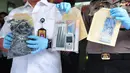 Kabid Humas Polda Metro Jaya Kombes Argo Yuwono menunjukkan barang bukti kasus pembunuhan nenek Maria yang tewas di Bekasi, Polda Metro Jaya, Jakarta, Selasa (10/10). (Liputan6.com/Helmi Afandi)