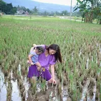 Sarwendah turun ke sawah sambil menggendong Thalia (Instagram/@ruben_onsu)
