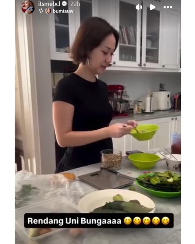 6 Potret keseruan Bunga Citra Lestari siapkan rendang porsi gede untuk menu Idulfitri