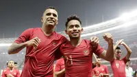 Pemain Timnas Indonesia, Beto Goncalves dan Andik Vermansah, merayakan kemenangan atas Timor Leste pada laga Piala AFF 2018 di SUGBK, Jakarta, Selasa (13/11). Indonesia menang 3-1 atas Timor Leste. (Bola.com/M. Iqbal Ichsan)