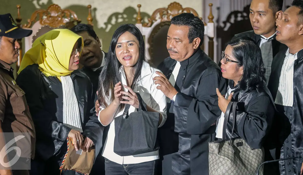 Jessica Kumala Wongso memberi keterangan pers usai sidang vonis di PN Jakpus, Kamis (27/10). Saat mendengar vonis hakim, tidak ada air mata yang menetes di pipi Jessica. (Liputan6.com/Faizal Fanani)
