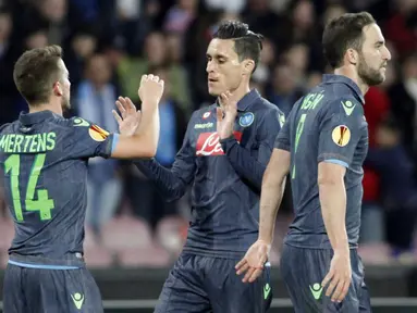 Pemain Napoli merayakan gol yang dicetak ke gawang Wolfsburg dalam leg kedua perempat final European League, Jumat (24/4/2015). (AFP).
