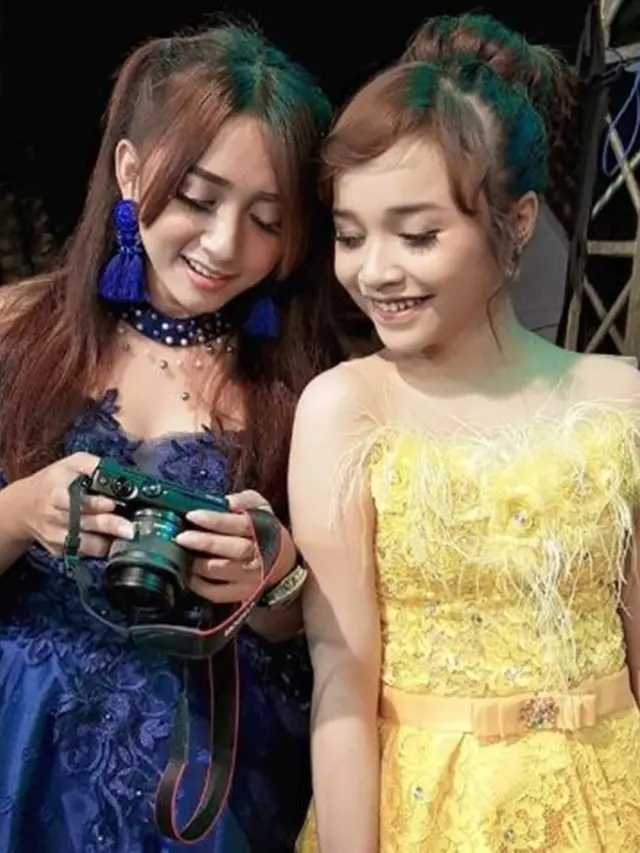 6 Potret Cantik Angely Emitasari Saat Manggung, Penyanyi yang Kini Jadi Kepala Desa