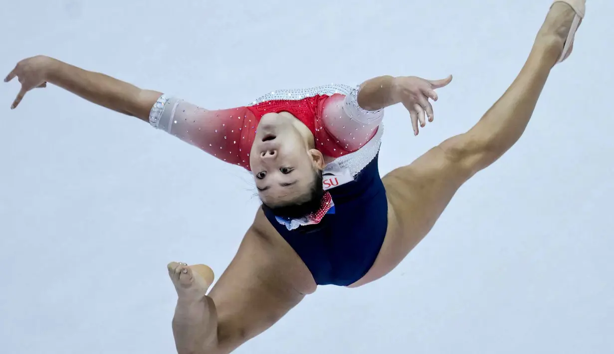 Terdapat 173 pesenam putri dari 61 negara mengikuti kualifikasi Kejuaraan Dunia Gimnastik 2025 yang dibagi dalam 10 subdivisi. Tampak dalam foto, pesenam putri Amerika Serikat, Leanne Wong tampil pada kualifikasi nomor senam lantai Kejuaraan Dunia Gimnastik 2025 di Indonesia Arena, Jakarta, Selasa (21/10/2025). (BAY ISMOYO/AFP)