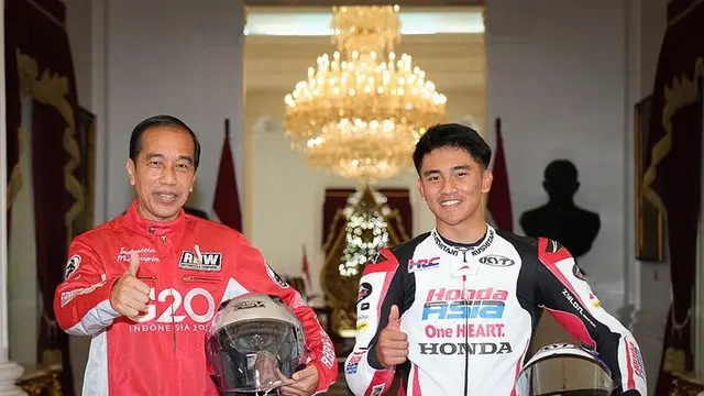 6 Potret Pembalap Mario Suryo Aji, Bawa Bendera Sambil Berkendara di Sirkuit Mandalika
