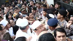 Sejumlah masyarakat berdesakan untuk memasuki  Pengadilan Negeri (PN) Jakarta Utara, Selasa (13/12). Mereka berebut masuk ke ruang sidang perdana Basuki Tjahaja Purnama (Ahok) yang berkapasitas maksimal 80 orang. (Liputan6.com/Faizal Fanani)