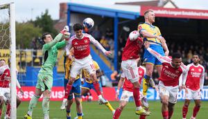 Duel udara tersaji saat Arsenal bertamu ke kandang Mansfield Town FC pada lanjutan FA Cup 2025/2026, Sabtu (7/3/2026) malam WIB. (Jon Super / AFP)