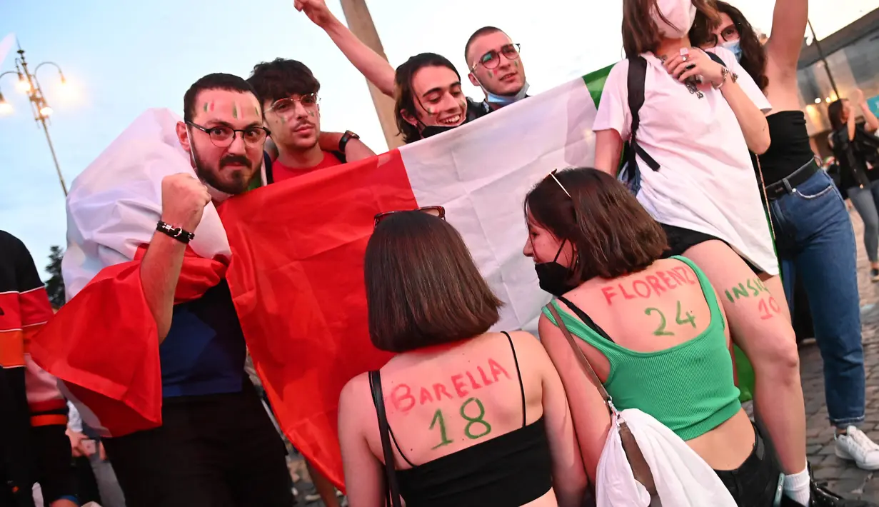 Bahkan ada juga yang menulis punggungya dengan para pemain top Timnas Italia seperti Nicolo Barella, Alessandro Florenzi, dan Lorenzo Insigne. (Foto: AFP/Andreas Solaro)
