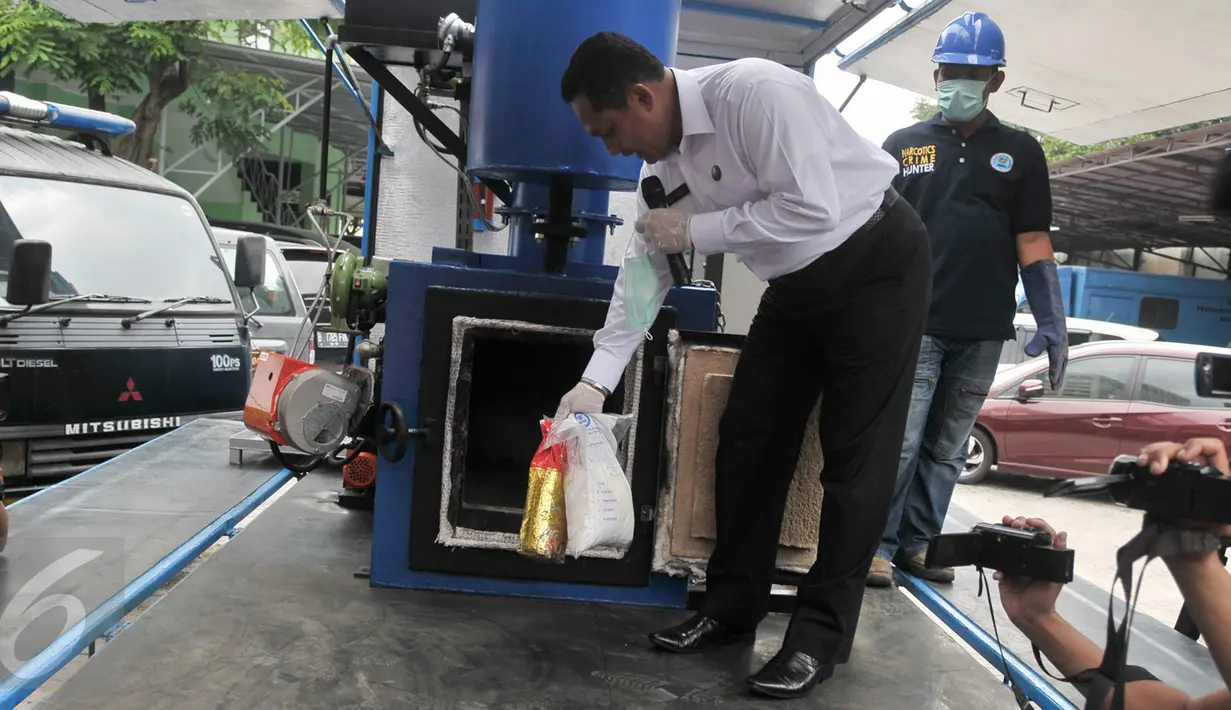 Kepala BNN, Budi Waseso memasukan barang bukti narkotika ke alat inkubator di Gedung BNN, Jakarta, Kamis (16/3). BNN musnahkan 80kg sabu dan 3.687 butir ekstasi dari hasik pengungkapan kasus periode Februari-Maret 2017. (Liputan6.com/Yoppy Renato)