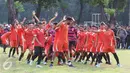 Pemain klub Persija Jakarta berlatih di Lapangan Banteng, Jakarta, Selasa (11/4). Sesi latihan tersebut dimanfaatkan ratusan The Jakmania untuk sekadar berfoto dan menyapa para pemain. (Liputan6.com/Immanuel Antonius)