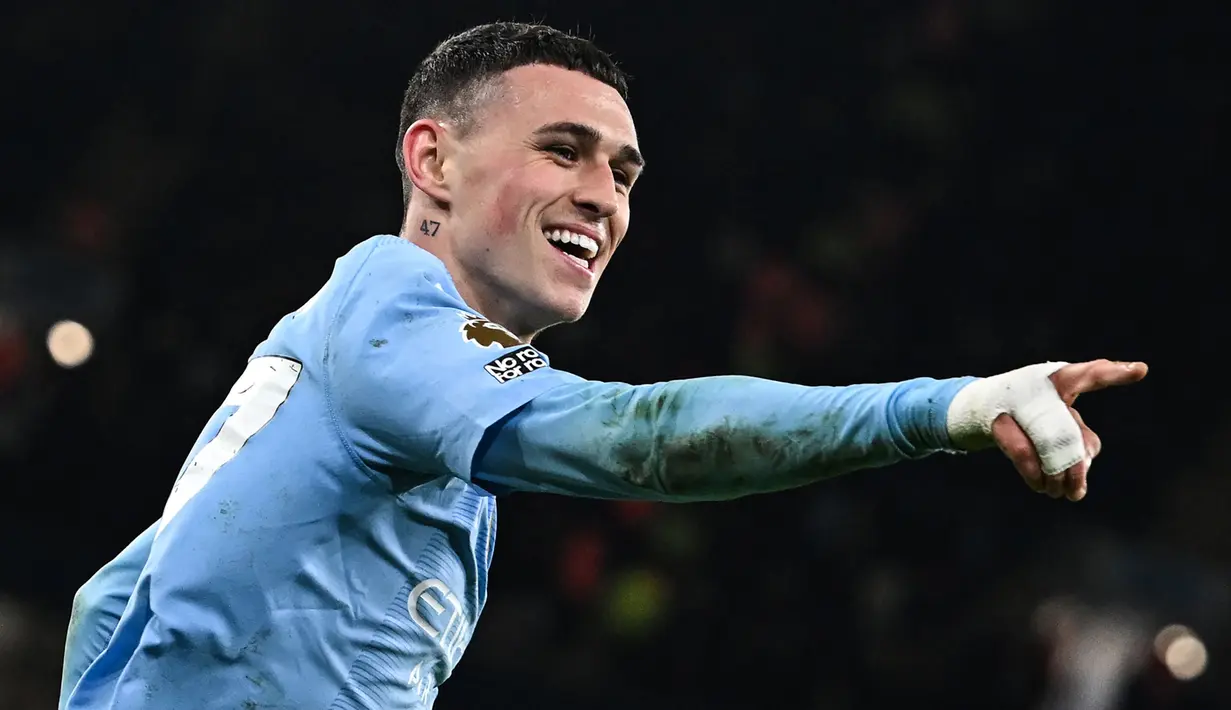 Gelandang Manchester City, Phil Foden baru saja menyamai catatan 3 legenda Premier League dengan torehan 3 kali hattrick di Premier League. Hattrick ketiganya di Premier League terjadi ke gawang Aston Villa pada laga pekan ke-31 Premier League 2023/2024 (3/4/2024) di mana Man City menang 4-1. Berikut ini ketiga legenda yang rekornya disamai oleh Phil Foden. (AFP/Paul Ellis)