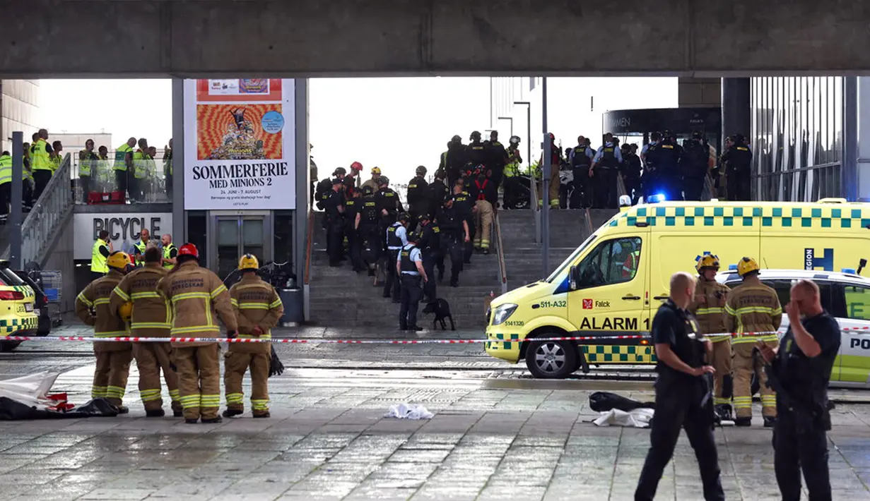 Petugas bekerja dan menyelidiki penembakan di pusat perbelanjaan Field, Kopenhagen, Denmark, 3 Juli 2022. Tiga orang dilaporkan tewas dalam penembakan tersebut. (Olafur Steinar Gestsson/Ritzau Scanpix via AP)