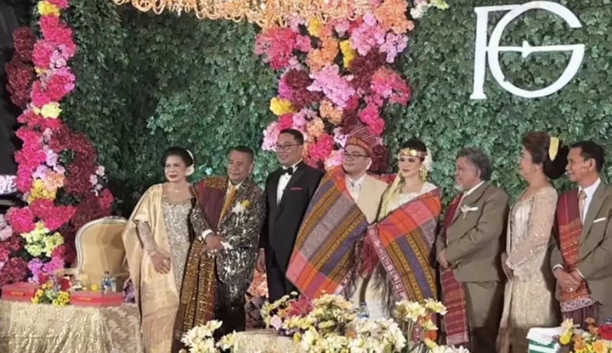 Mantan Gubernur Jawa Barat, Ridwan Kamil juga hadir dengan setelan jas hitam lengkap dengan kemeja putih sebagai inner dan dasi kupu-kupunya. [@fcgweddings]