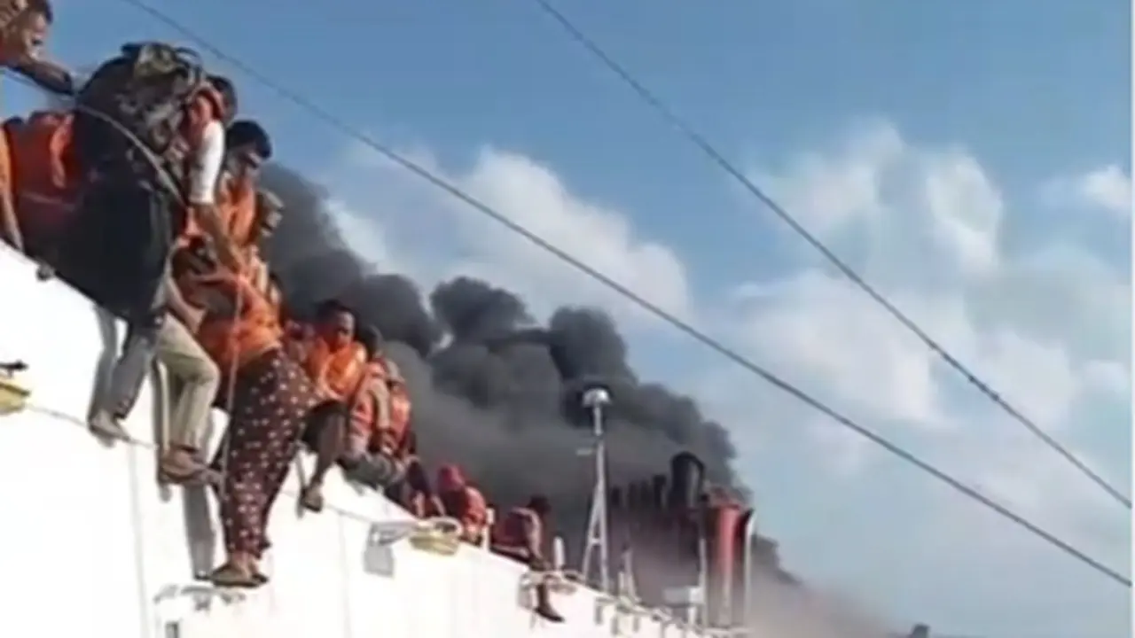 Evakuasi Penumpang KMP Mutiara 2 Terbakar di Perairan Sumenep. (tangkapan layar video).