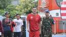 Pemain Persija asal Brasil, Jaimerson da Silva Xavier (kedua kanan) jelang latihan di Lapangan Sutasoma, Halim Perdanakusuma, Jakarta, Jumat (29/12). Pemain kelahiran Guarulhos, Brasil itu dikontrak untuk satu musim. (Liputan6.com/Helmi Fithriansyah)