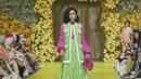 Artis pendatang baru, Asila Maisa tampil fresh pakai blouse fuschia, vest dan rok batik hijau. (Credits/Tim Muara Bagdja).
