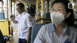 Hari ini, 30 April 2025 menjadi Rabu pertama penerapan kebijakan Aparatur Sipil Negara (ASN) di lingkungan Pemerintah Provinsi Jakarta menggunakan transportasi umum ke kantor mereka masing-masing. (Liputan6.com/Herman Zakharia)