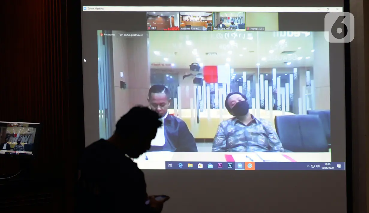 Terdakwa asisten mantan Menteri Pemuda dan Olahraga Imam Nahrawi, Miftahul Ulum menjalani sidang vonis secara online di Gedung KPK, Jakarta, Senin (15/6/2020). Miftahul ulum divonis bersalah dan dihukum 4 tahun penjara ditambah denda Rp 200 juta subsider 3 bulan kurungan. (merdeka.com/Dwi Narwoko)