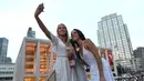 Dua orang wanita berswafoto saat menghadiri Diner en blanc (Dinner in White) di alun-alun Lincoln Center, New York, Selasa (22/8). Acara yang dimulai sejak 2011 di New York ini dirilis pertama kali di Prancis, sekitar 30 tahun silam (TIMOTHY A. CLARY/AFP)