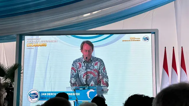 CEO FrieslandCampina Jan Derck van Karnebeek, Presiden Direktur Frisian Flag Indonesia, Berend van Wel, Direktur Jenderal Industri Agro Kemenperin Putu Juli Ardika meresmikan pabrik barunya di Cikarang Jawa Barat. (Tira/Liputan6.com)