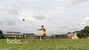 Gerry Mandagi hanya melihat bola yang melawayng diatas mistar gawang pada sesi latihan di lapangan UNY, Yokyakarta, Senin (6/2/2017). Mitra Kukar akan melawan PSS Sleman pada partai berikut. (Bola.com/Nicklas Hanoatubun)