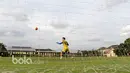 Gerry Mandagi hanya melihat bola yang melawayng diatas mistar gawang pada sesi latihan di lapangan UNY, Yokyakarta, Senin (6/2/2017). Mitra Kukar akan melawan PSS Sleman pada partai berikut. (Bola.com/Nicklas Hanoatubun)