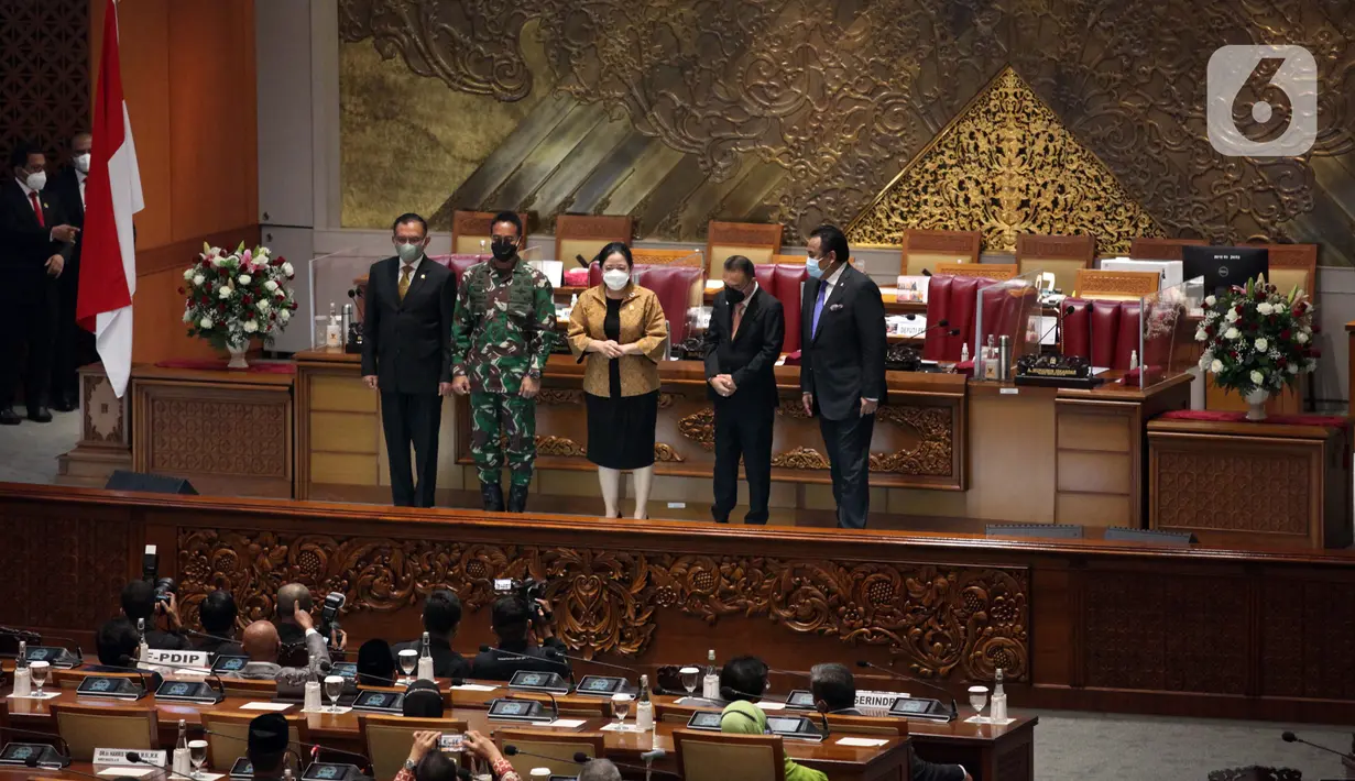 Ketua DPR Puan Maharani (tengah), Wakil Ketua DPR Lodewijk F. Paulus (kiri), Sufmi Dasco Ahmad (kedua kanan), Rachmat Gobel (kanan) serta calon Panglima TNI Jenderal TNI Andika Perkasa foto bersama usai Sidang Paripurna di Kompleks Parlemen, Jakarta, Senin (8/11/2021). (Liputan6.com/Johan Tallo)
