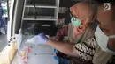 Petugas BPOM Gorontalo memeriksa sampel makanan berbuka puasa atau takjil saat melakukan inspeksi di sejumlah tempat di Kabupaten Gorontalo, Selasa (14/5/2019). Pemeriksaan dilakukan untuk memastikan makanan yang dijual para pedagang tidak mengandung bahan berbahaya. (Liputan6.com/Arfandi Ibrahim)