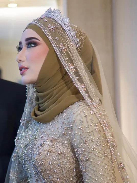 Nama Tengku Syaira Anataya sedang banyak dibicarakan. Pasalnya, anak perempuan dari Cindy Fatika Sari dan Tengku Firmansyah ini baru saja menggelar pernikahannya di usia 23 tahun. Melihat pesona Tengku Syaira di hari pernikahan dalam balutan gaun pengantin berwarna hijau kecokelatan dan makeup bold bak princess Arab, lengkap dengan cape/penutup kepala yang dikenakan di atas hijabnya, serta tiara. [Foto: Instagram/osnapitzcha]