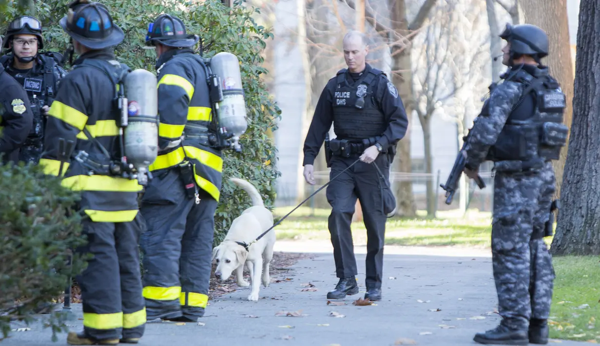 Polisi melakukan penyisiran di Universitas Harvard menyusul ancaman bom di gedung yang berlokasi di Cambridge, AS, Senin (16/11). Petugas mensterilkan empat gedung di universitas terkemuka di negara adidaya tersebut. (Scott Eisen/Getty Images/AFP)