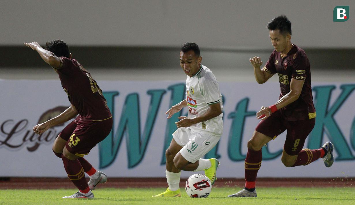 PSS hampir saja menggandakan keunggulan. Lewat strategi serangan balik, Irfan Jaya coba merangsek ke barisan pertahanan lawan. Namun, bola masih mudah ditahan oleh barisan pertahanan PSM. (Bola.com/M Iqbal Ichsan)