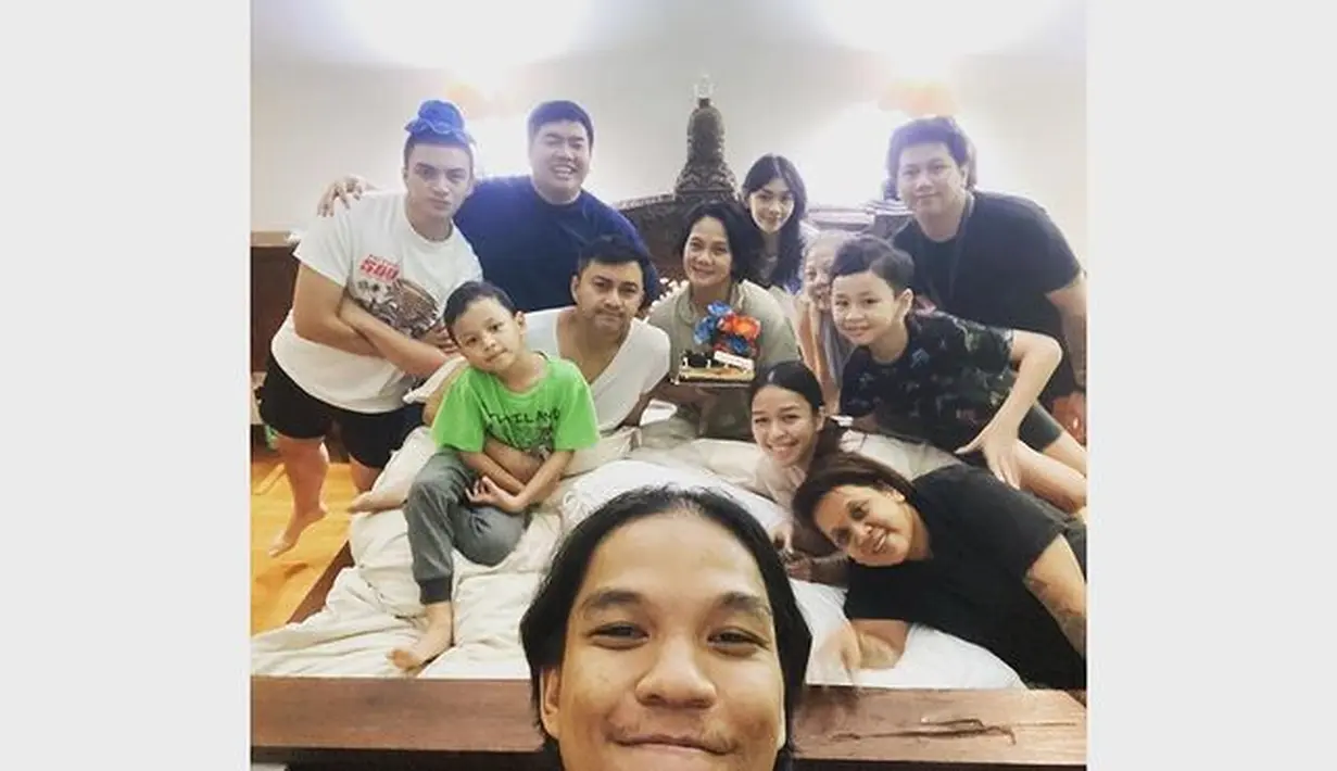 "Ibu love you all.. to the moon and back.. Terima kasih ya Allah, sudah memberikan 52 tahun kehidupan yg penuh dengan sayang dan bahagia," tutup Dian Nitami. [Instagram/bu_deedee]