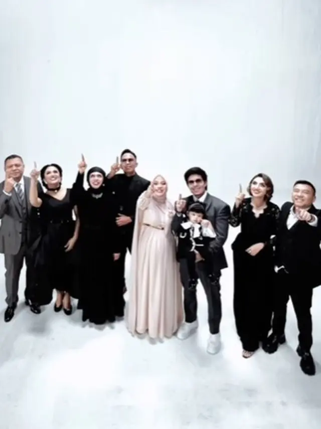 Atta Halilintar dan Aurel bersama keluarga [Instagram/attahalilintar]